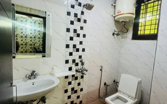 Roomshala Hotel Seven Near Aims