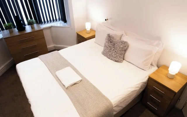 Wolverhampton - 4 Bed House - Free Parking