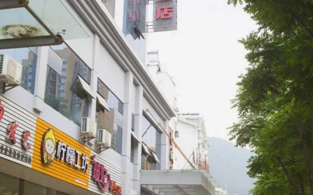 Xingshan Luoma Holiday Hotel