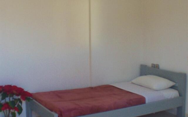 7 Days Studios & Apts