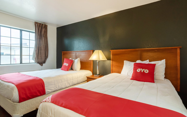 OYO Garden Inn and Suites Pearsall I-35 East
