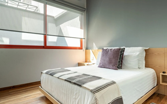 Hip, Tech Top Floor Apt, w/ Private Terrace