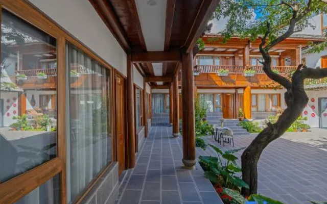 Man   Xiang    Cloud Retreat: Chinese-Themed Cinema Suites with Scenic Views