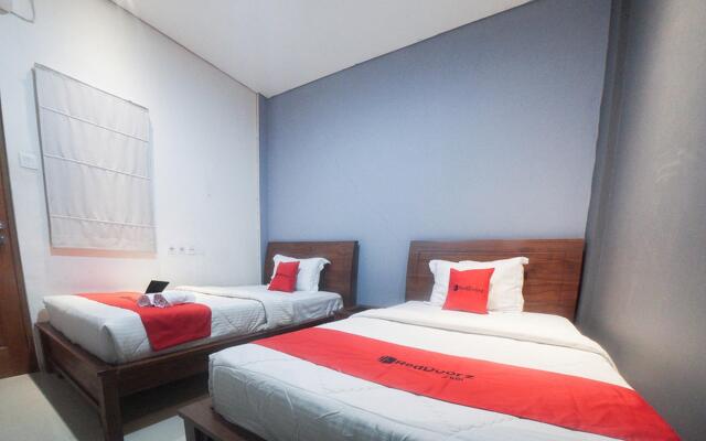 RedDoorz Plus near Green Pramuka Square Mall