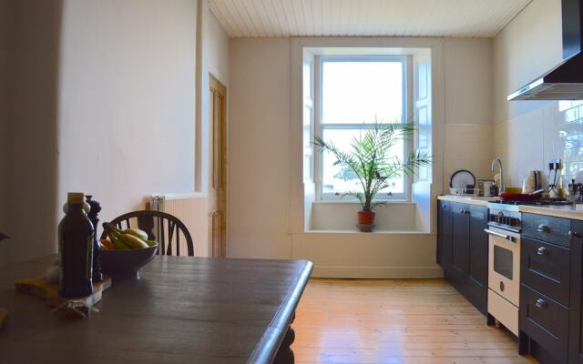2 Bedroom Flat With Views of Holyrood