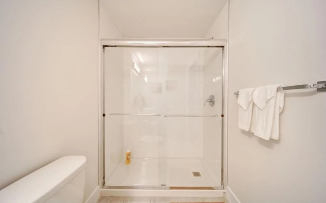 Luxurious Modern 2BR Condo Slps-5 Coffee AC Wifi