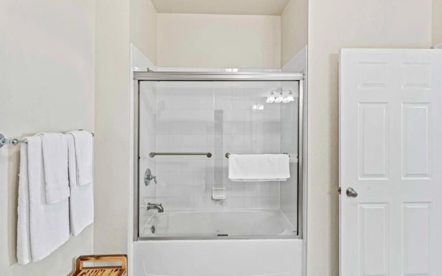 First Floor Vista Cay Condo W/free Resort Access!