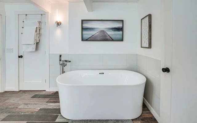Stylish Bellingham Home w/ Lake + Mountain Views!