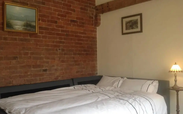 Squirrel Barn. Hi-spec. Hot tub & Wifi. Sleeps 14