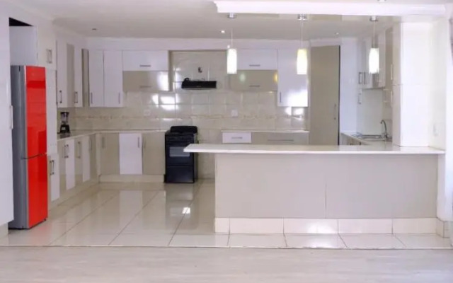 Selina Airport Lodge #Emzini