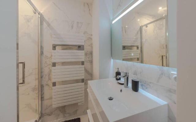 Arty Paris apartment Disneyland
