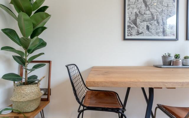 Modern 2 Bedroom Garden Apartment in West Hampstead