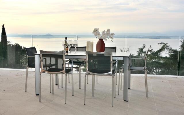Villa Sybille With Pool And Lake View