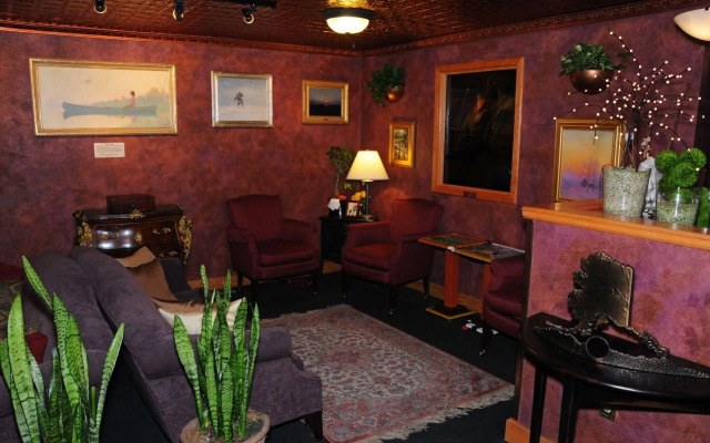 Pike's Waterfront Lodge