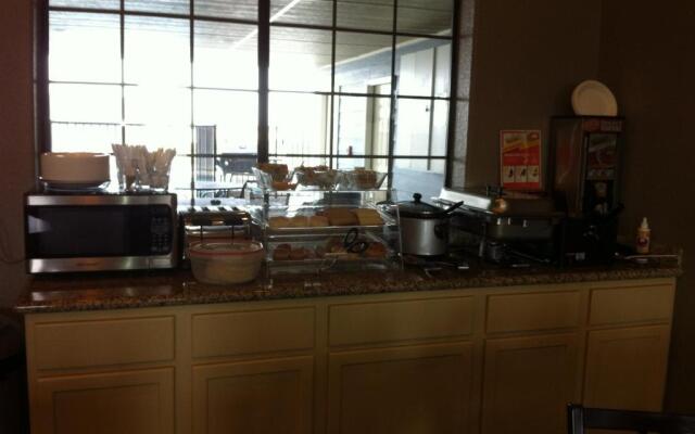 Kenedy Inn & Suites