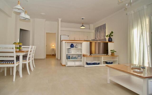 The Bluehouse - Spacious top floor flat with parking, by Mon Repos beach