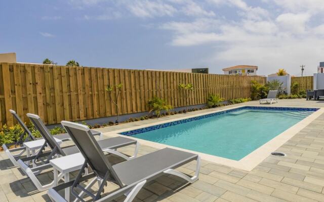 Luxurious Oasis Mins to Beach King Beds Pool