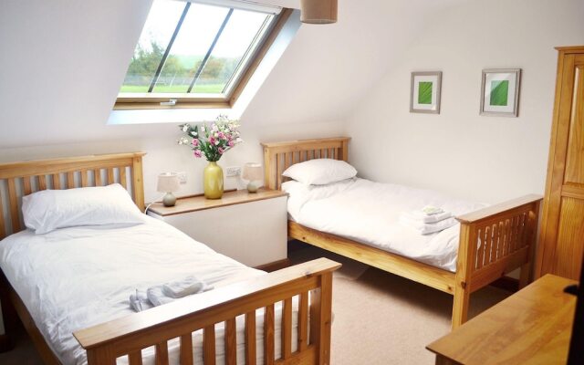 A beautiful conversion of a 400-year-old threshing barn. Pet-friendly.