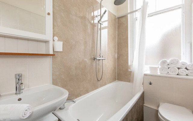 Silver Lining Lochrin Terrace Apartment