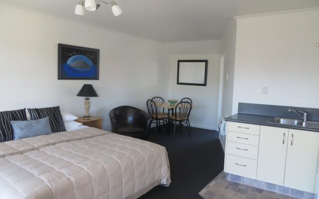 Colonial Motel