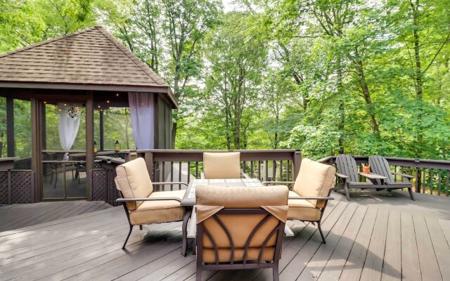 Outdoor Theater, Deck & Fire Pit: Poconos Retreat