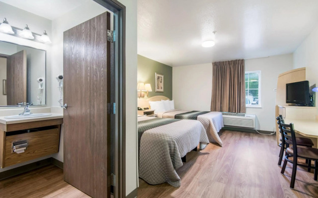 HomeTowne Studios & Suites by Red Roof Bentonville