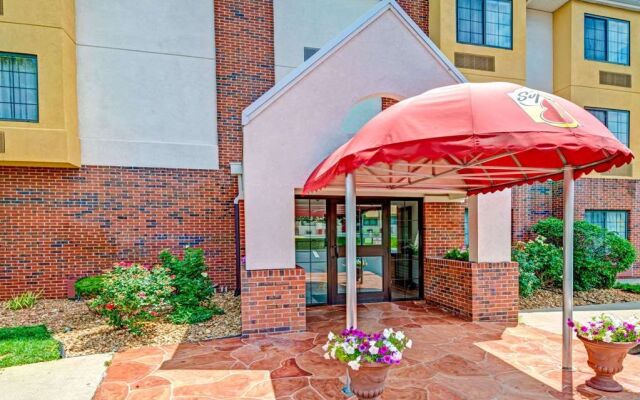 Super 8 Overland Park KC Area Near Convention Center