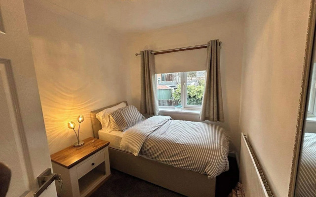 Cosy 3-bed Retreat - Garden, Parking & Bbq