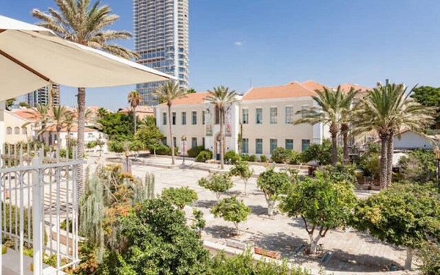 Terrace & View on Dallal square by FeelHome