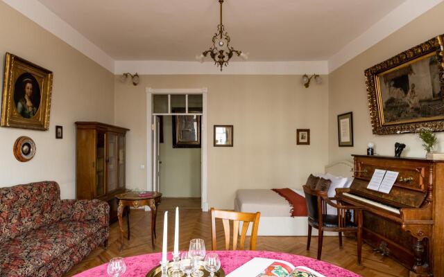 Апартаменты на набережной реки Мойки 31