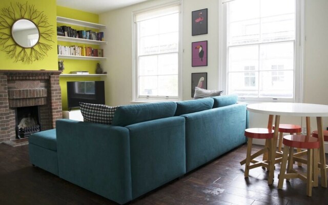 Trendy 2BR Home in Heart of Chiswick, 4 Guests!