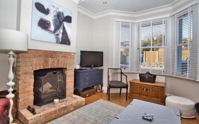 New Restful And Cosy 4 Bed Home Minutes From Beach