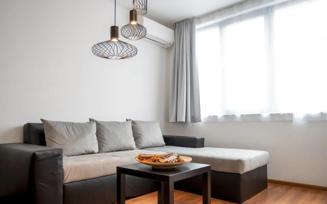 Sunny 1bdr Apartment Near Center