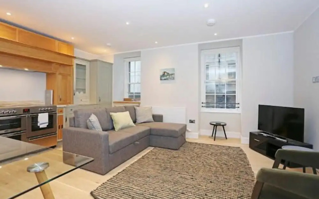 JOIVY Newly Refurbished Apartment on the Historic Royal Mile