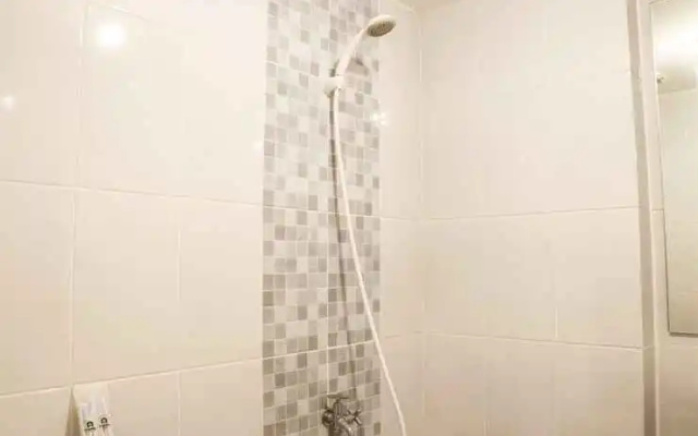 Minimalist and Comfort 2BR Apartment Tokyo Riverside PIK 2 By Travelio – Bathroom – Jakarta