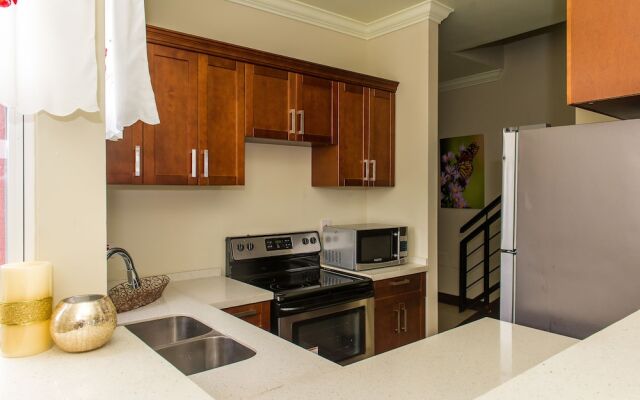 Kinsgton Modern Duplex Apartment with Pool