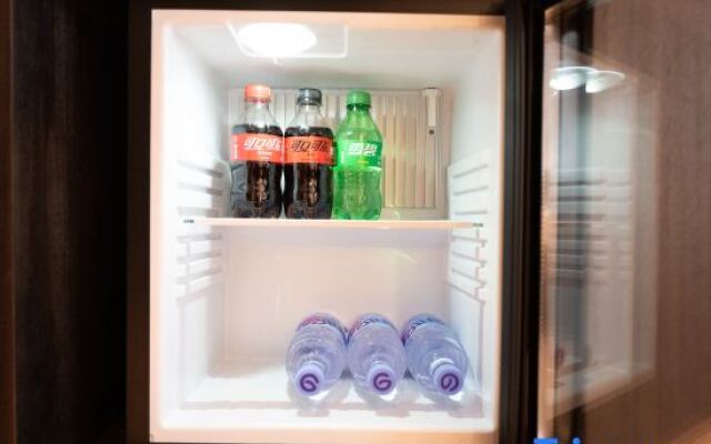 Shanghai People's Square Nanjing East Road Pedestrian Street Treasury Hotel