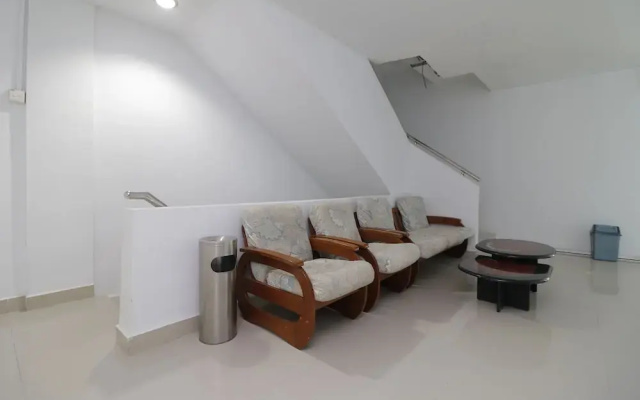 RedDoorz Plus Near Kepri Mall