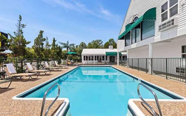 Super 8 by Wyndham Branson / Shepherd of the Hills Exwy