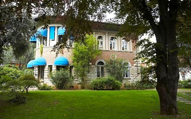 Villa V