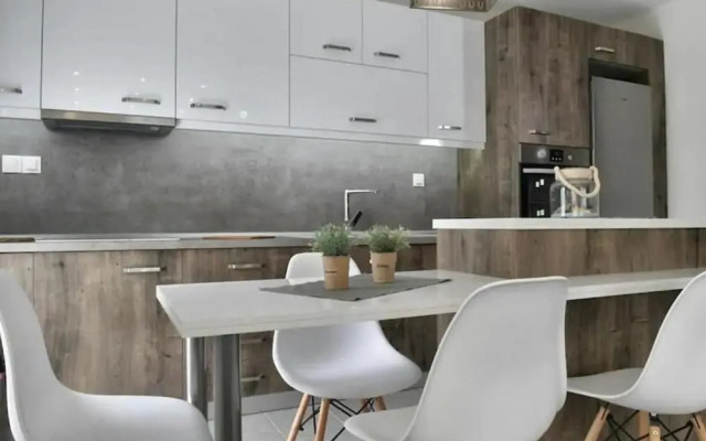 Crystallia Seaside Maisonette by Travelpro Se