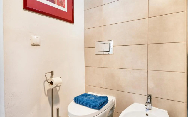 Renovated Charming Apartment, By TimeCooler