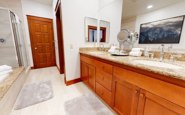 Timbers 6 Updated and Pet-Friendly, Private Jacuzzi, Private Garage by RedAwning