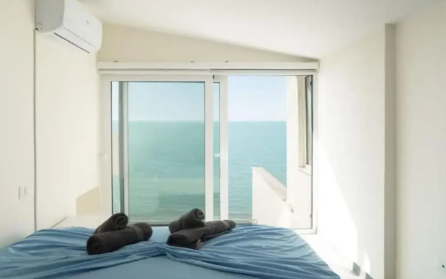 Exclusive Seafront Duplex With Jacuzzi