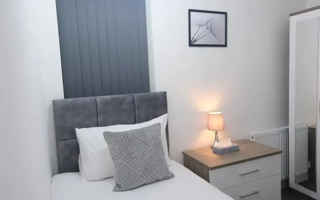 Manchester - 3 Bedroom House - Sleeps 5 - Etihcity