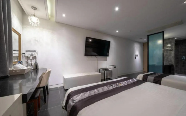 Lovely 3-BHK holiday home with free parking