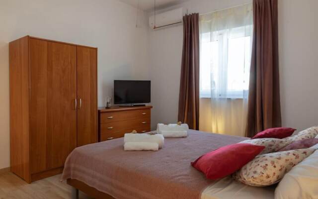 Villa Akulica With Heated Outdoor Pool and Seaview