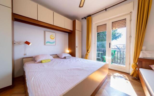 Fia 70s Beach Apartment