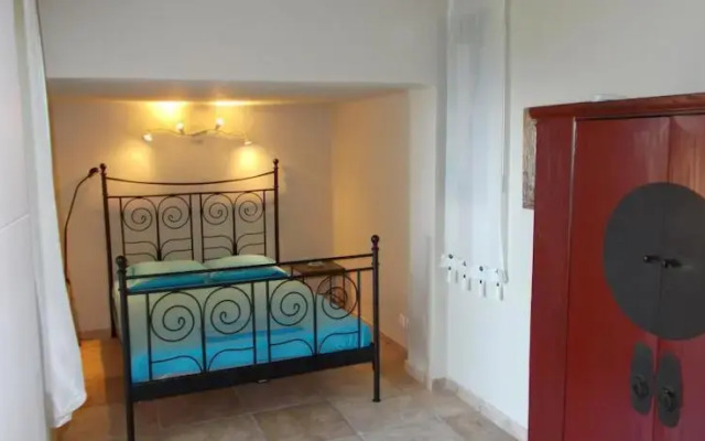 Skaloma Villas Art 1