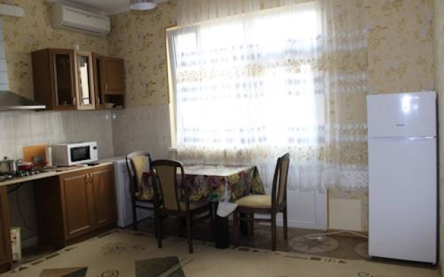 Apartment on Kamyshovaya 41, apt 19